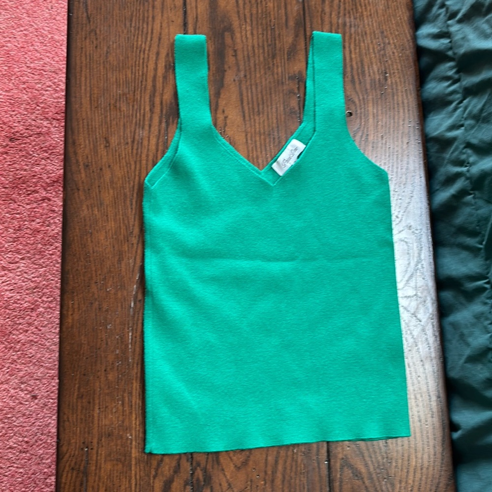 Small green sweater rib tank v neck crop